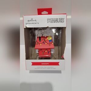 Hallmark Snoopy Christmas Ornament-doghouse